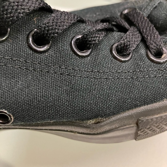 Converse Low-Top all jet black. Size 10.5 - Picture 9 of 11